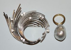 Brosche mit Brillanten um 1960/70, Gold & Anhänger mit Barockperle, Gold