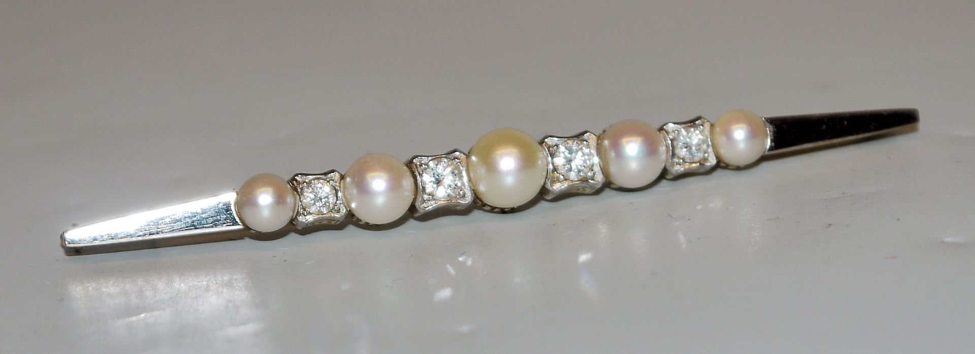 Stick brooch with diamonds and pearls, gold circa 1920/30