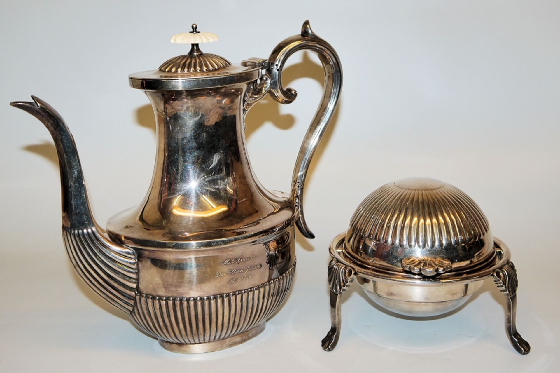 Repräsentativer Champagner-Kühler, viktorianische Kaviarschale und Kaffeekanne in Silverplate - Bild 2 aus 2