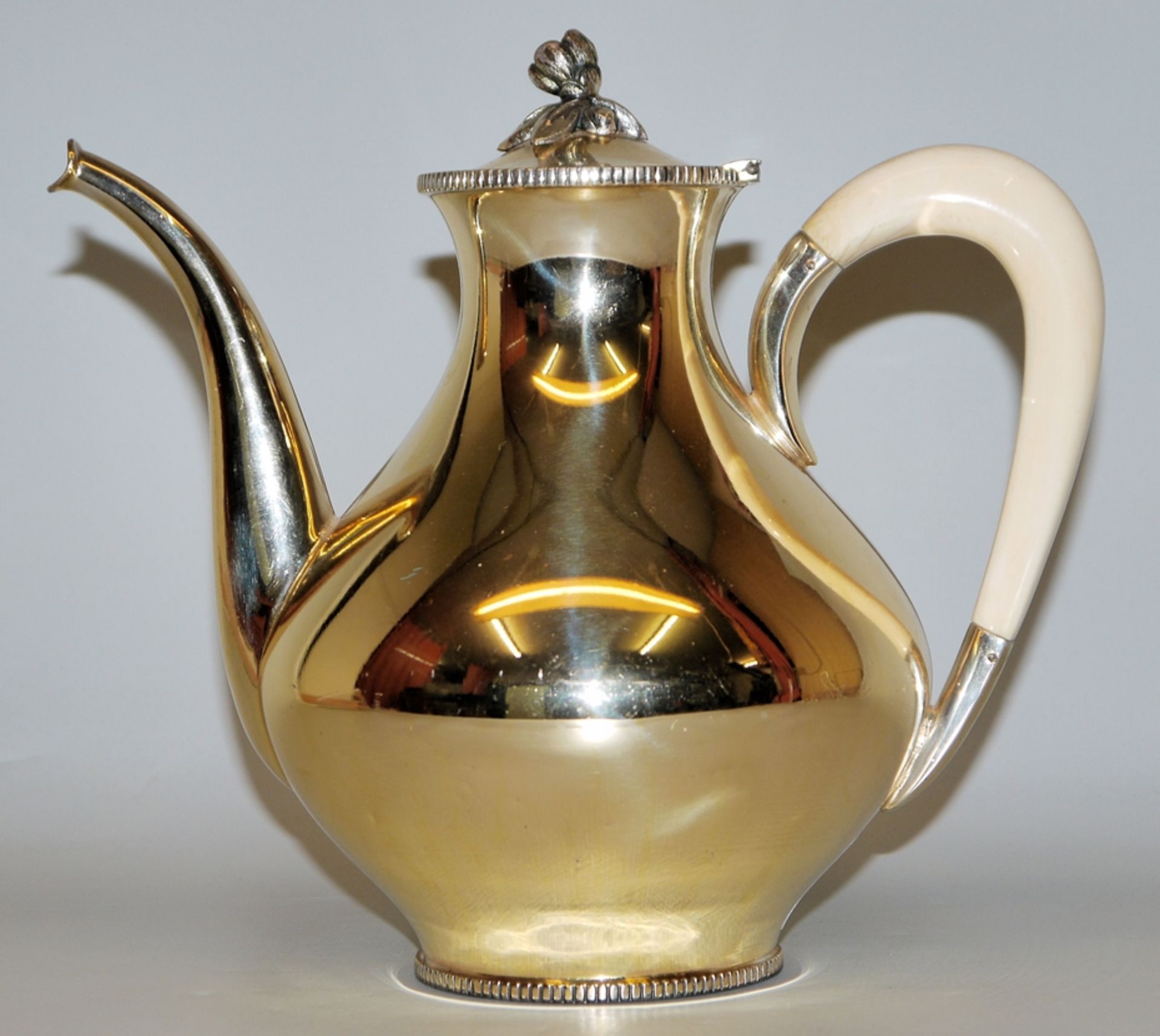 Elegant teapot in sterling silver, USA circa 1930