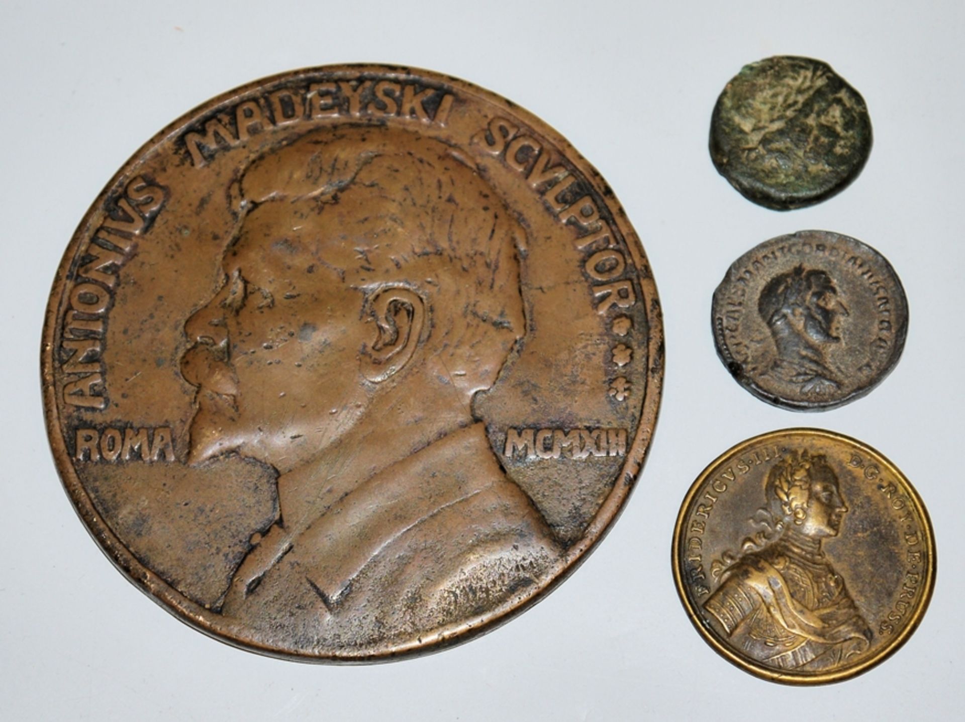 Vier Münzen/Medaillen der Antike bis Moderne