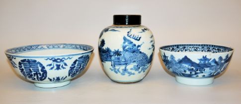 Blauweiß-Topf mit Qilin und Fenghuang sowie zwei Speiseschalen, Qing-Zeit, China 19. Jh.