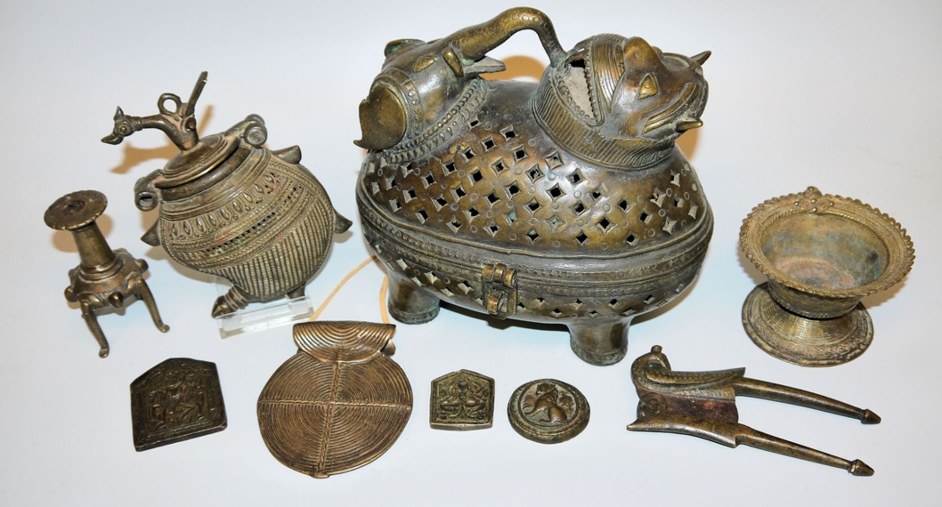 Neun Gebrauchs- und Ziergegenstände aus Bronze, Indien 19. Jh.