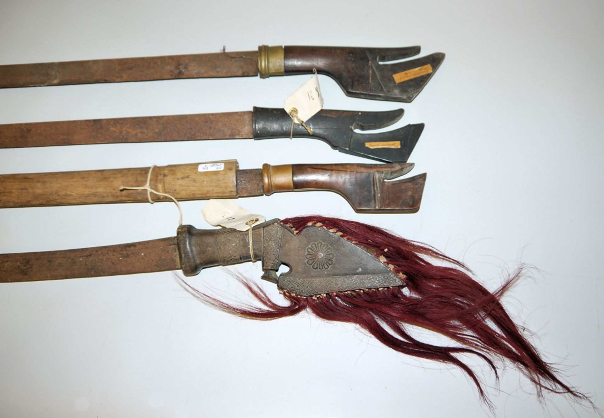 Four traditional Indonesian swords from Timor and Sulawesi 19th cent. - Image 2 of 2
