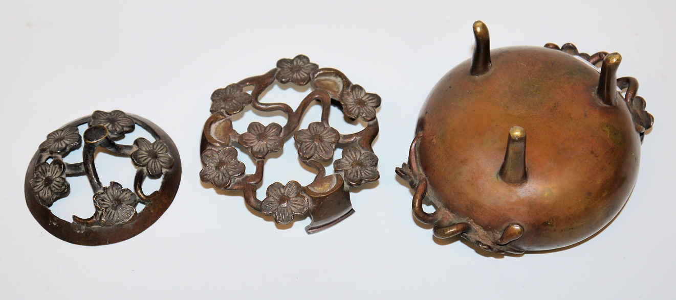 Chinese "cherry blossom" incense burner from the Qing period and Chilong as a brush rest  - Image 2 of 3