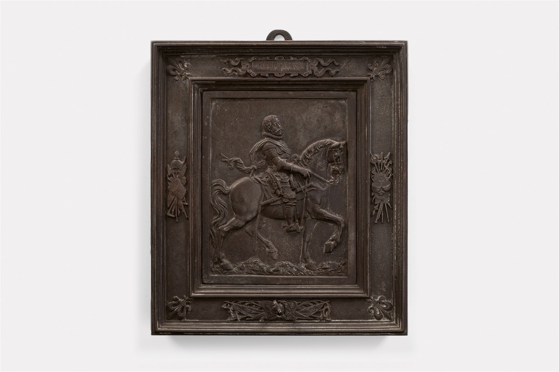 Schlüsselkasten mit Plakette Kaiser Maximilians zu Pferd