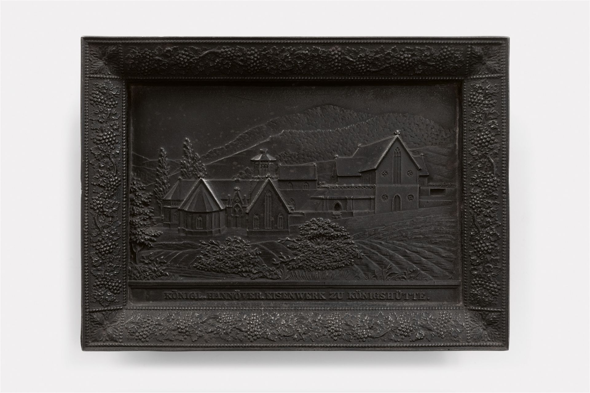 A cast iron plaque inscribed "KÖNIGL. HANNÖVER. EISENWERK ZU KÖNIGSHÜTTE"