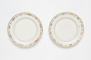 Paar tiefe Teller aus einem königlichen Tafelservice