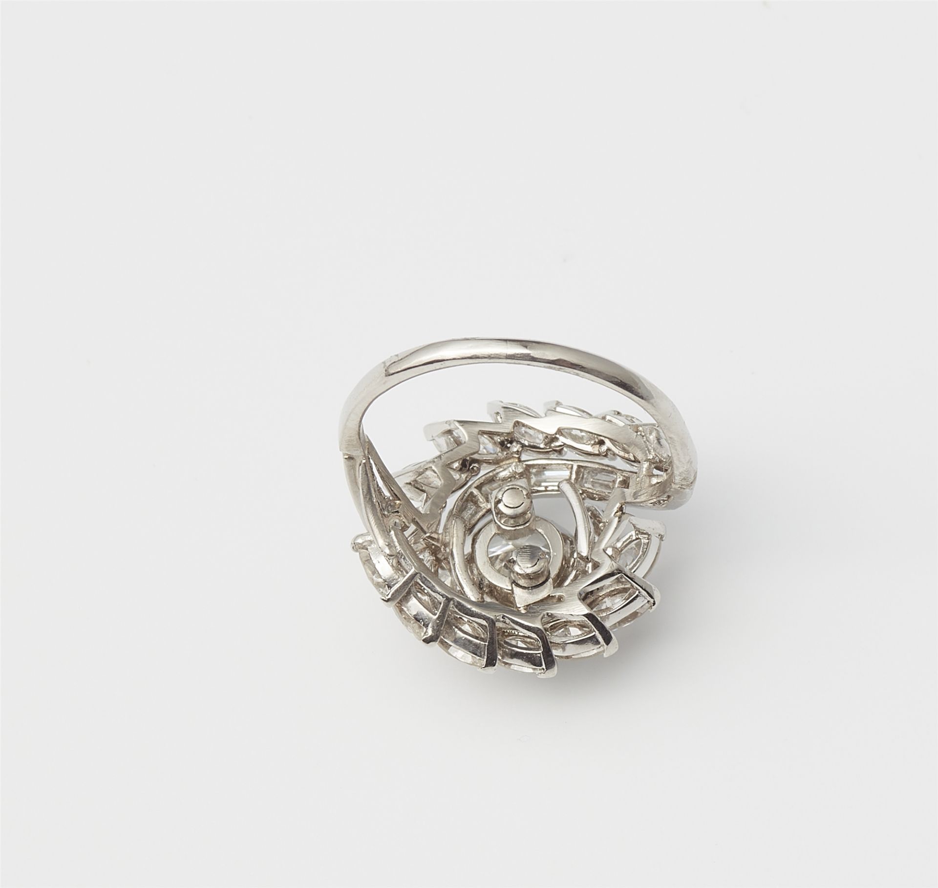 A platinum diamond swirl ring with a ca. 1.50 ct brilliant-cut diamond solitaire. - Image 3 of 3