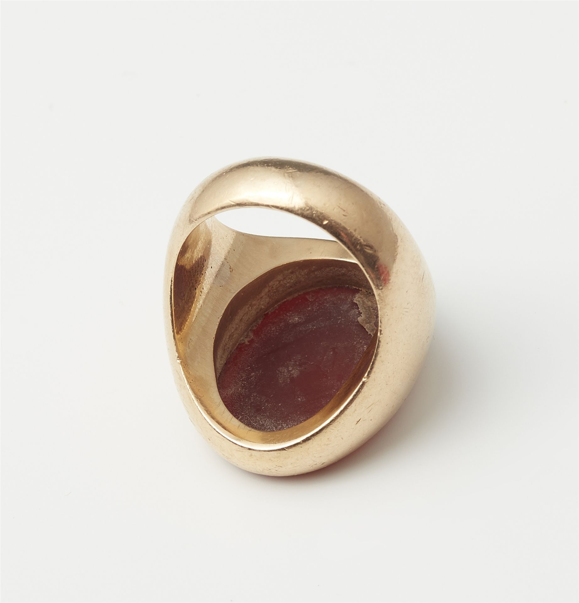 An 18k rose gold gentlemans' signet ring with a Neoclassical carnelian intaglio. - Image 2 of 2