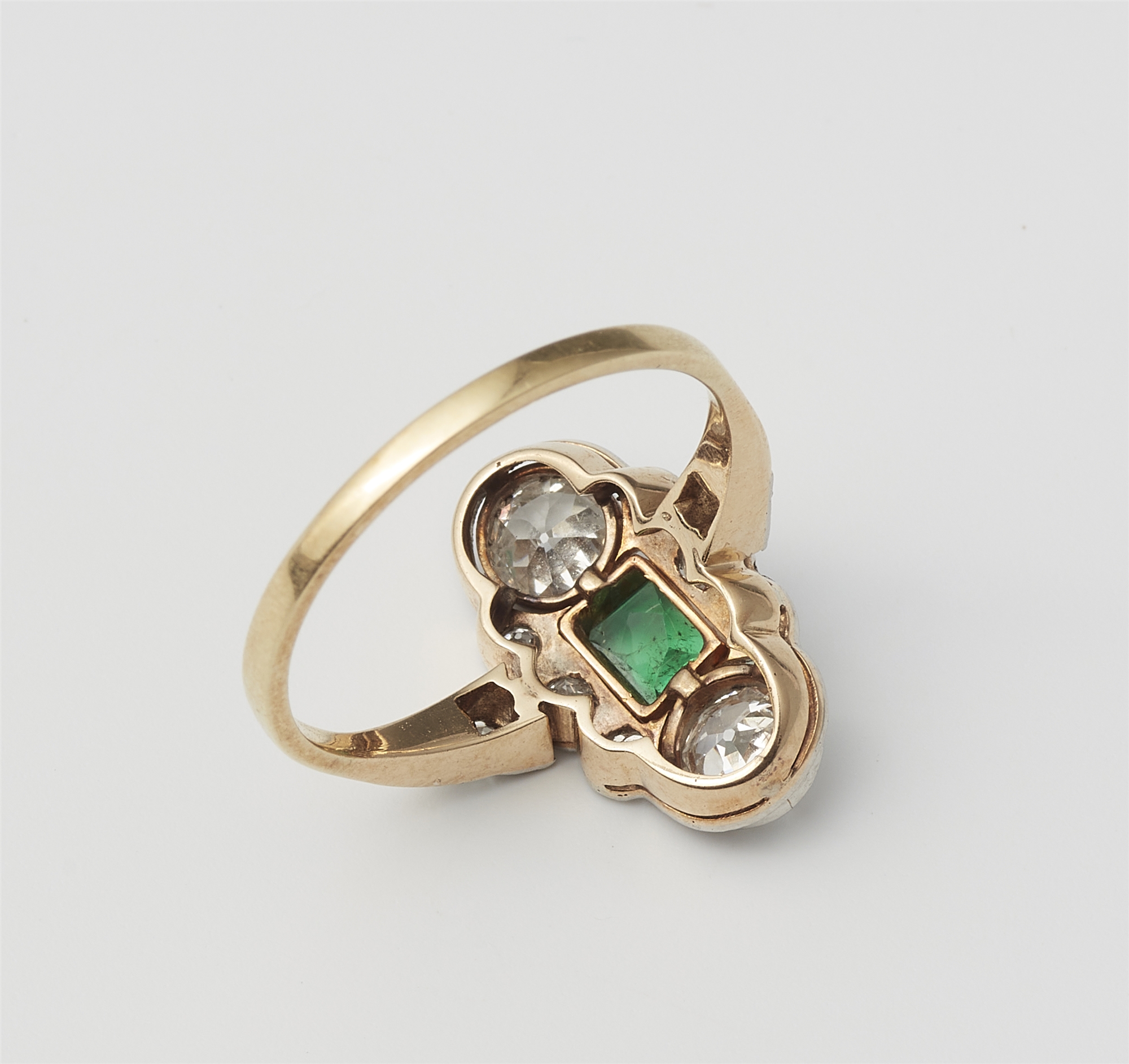 An Art Déco 14 kt gold platinum diamond and emerald ring. - Image 2 of 2