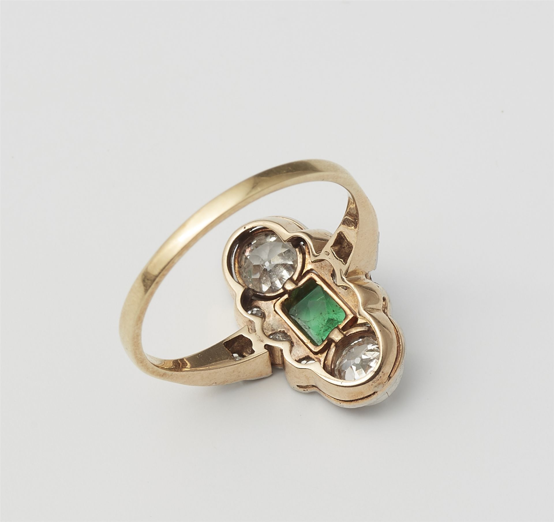 An Art Déco 14 kt gold platinum diamond and emerald ring. - Image 2 of 2