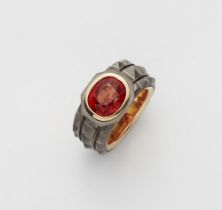 Ring mit orangefarbenem Saphir