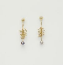 Paar Ohrgehänge mit Perlen