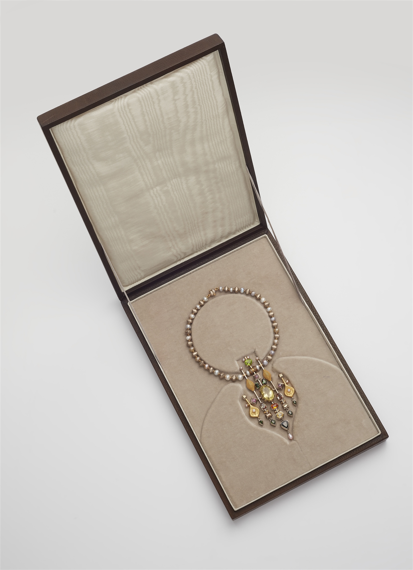 A German one of a kind coloured Biwa pearl necklace with a splendid large 18k gold pearl and coloure - Image 4 of 4