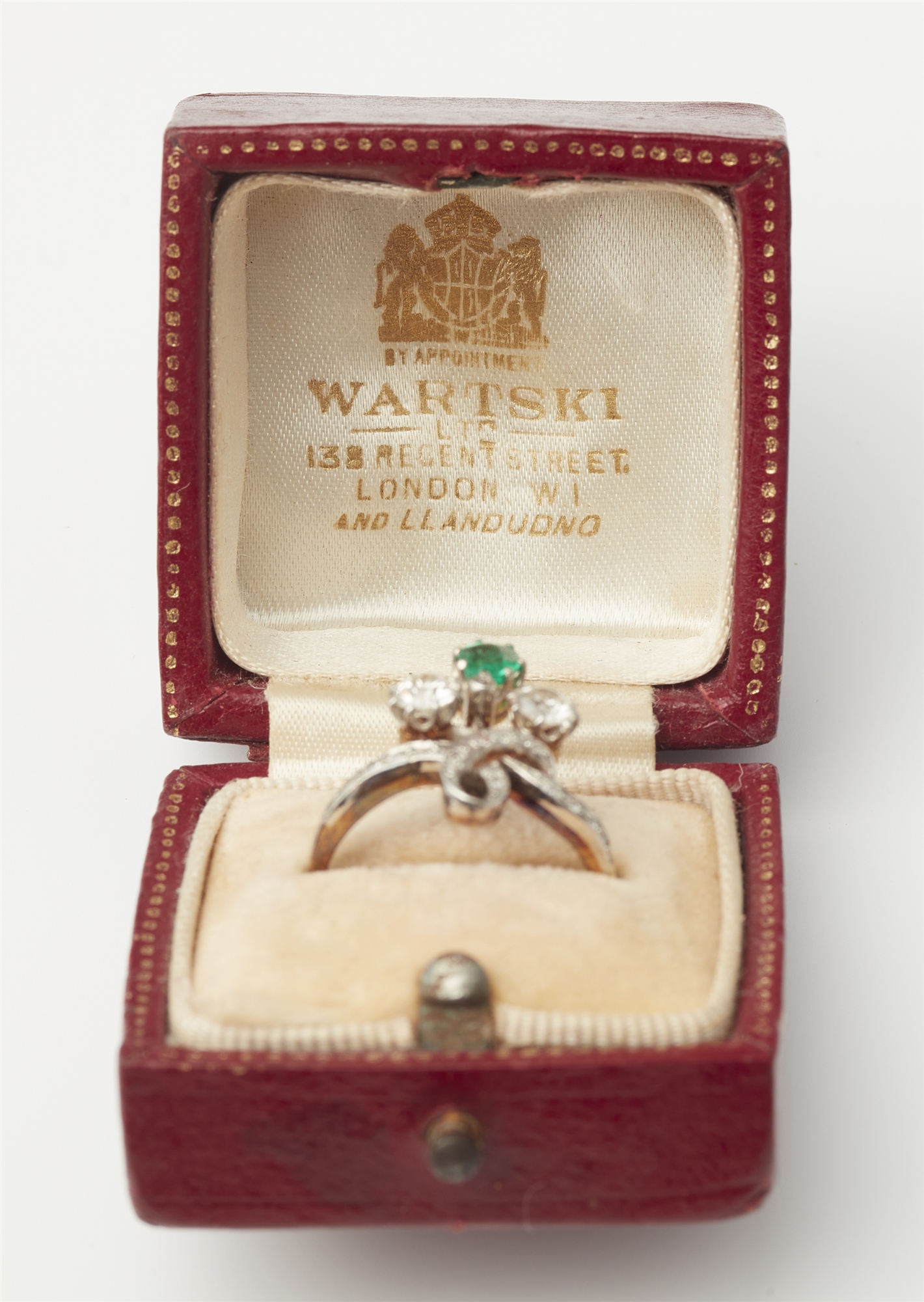 A Belle Epoque 18k gold diamond and emerald ring. - Image 2 of 2