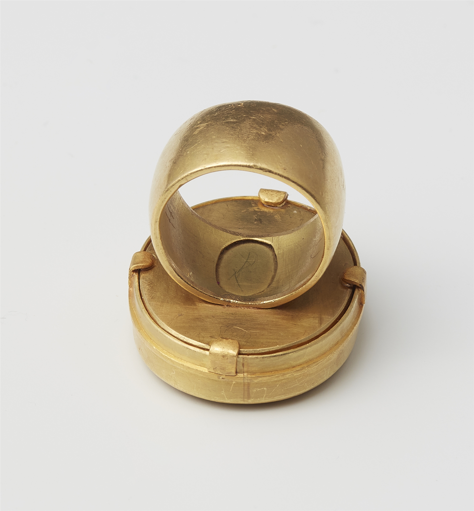 A German 18k gold and rock crystal kinetic "water" ring with capsule bezel including a porcelain pla - Image 3 of 3