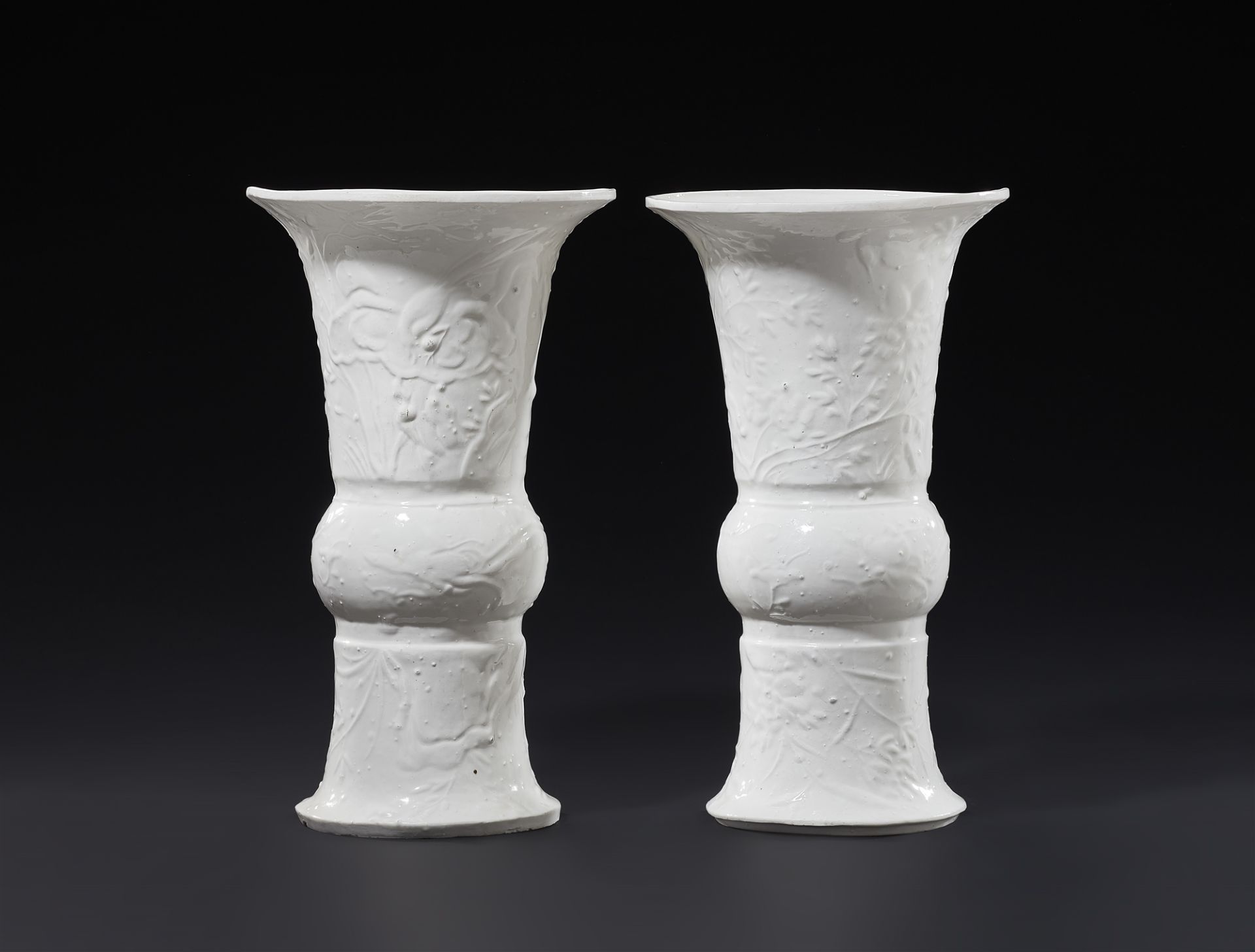 Museales Vasenpaar mit chinoisem Reliefdekor - Bild 4 aus 9