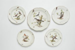 Drei Teller und zwei Schüsseln aus einem Tafelservice mit heimischen Vögeln