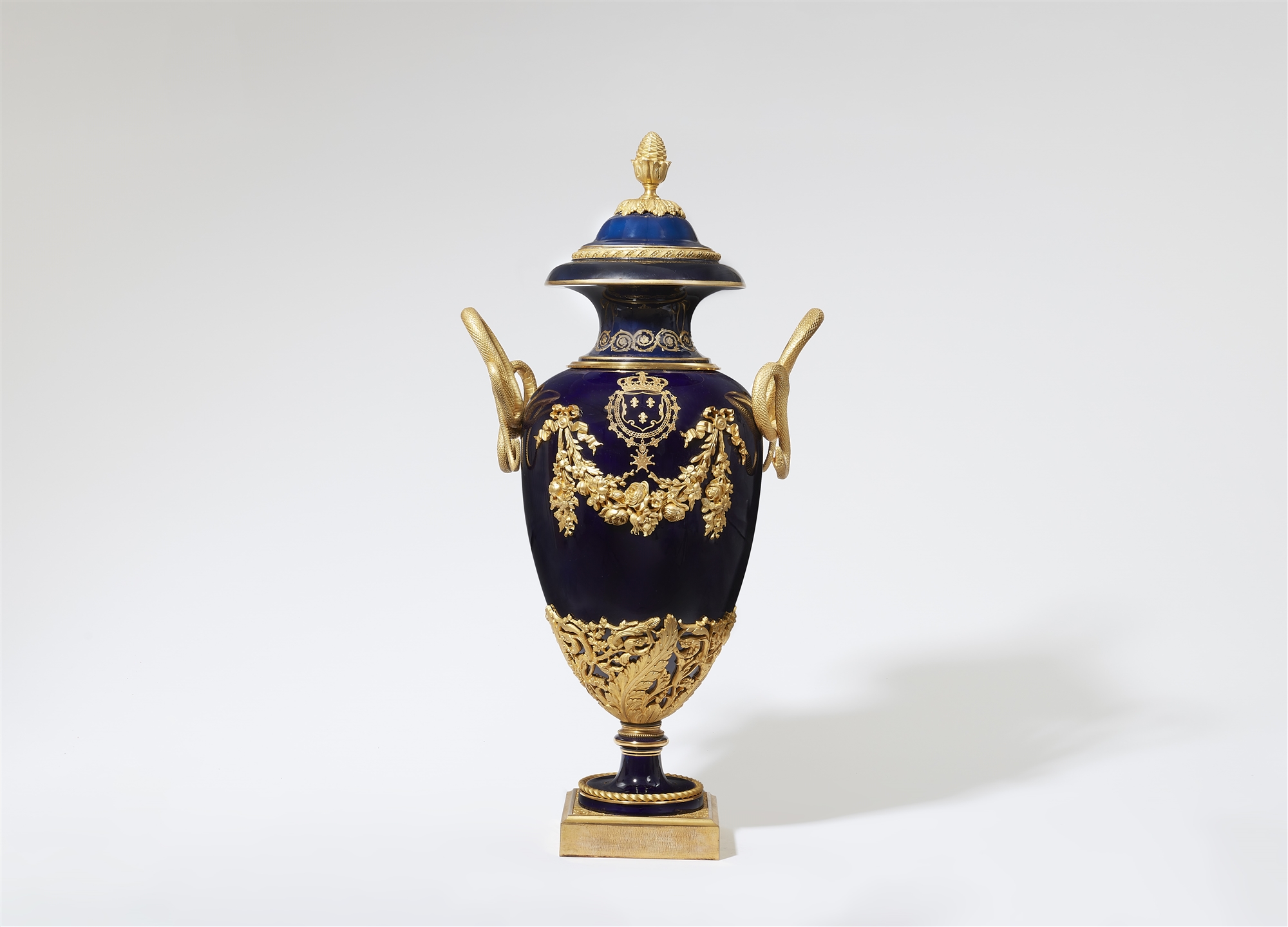 A magnificent heraldic porcelain vase in the manner of Sèvres - Image 2 of 2