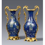 Exzellentes Vasenpaar mit puderblauem Fond in französischer Louis XV-Ormolu-Montierung