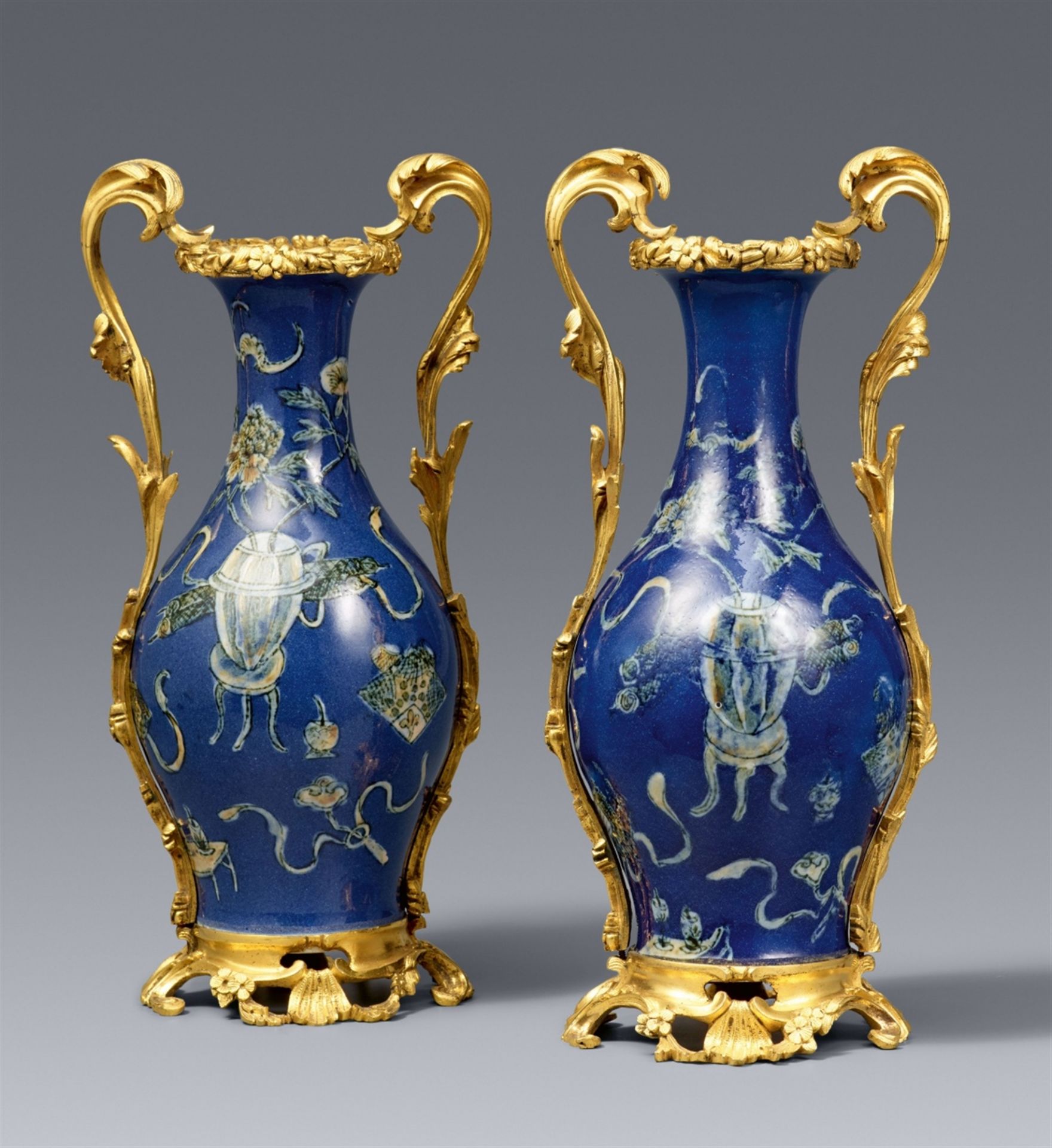 Exzellentes Vasenpaar mit puderblauem Fond in französischer Louis XV-Ormolu-Montierung