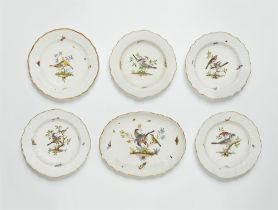 Fünf Teller und eine ovale Schale aus einem Tafelservice mit heimischen Vögeln
