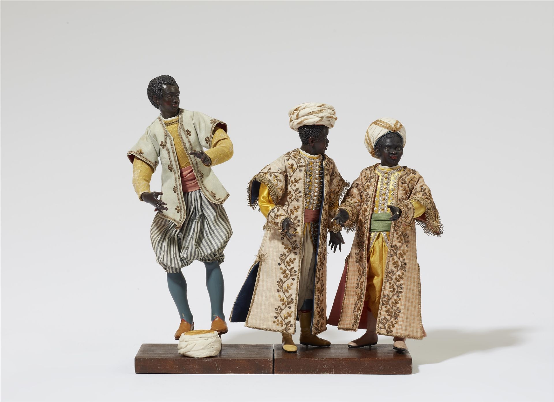 Drei Krippenfiguren, junge Männer aus dem Gefolge von König Balthasar