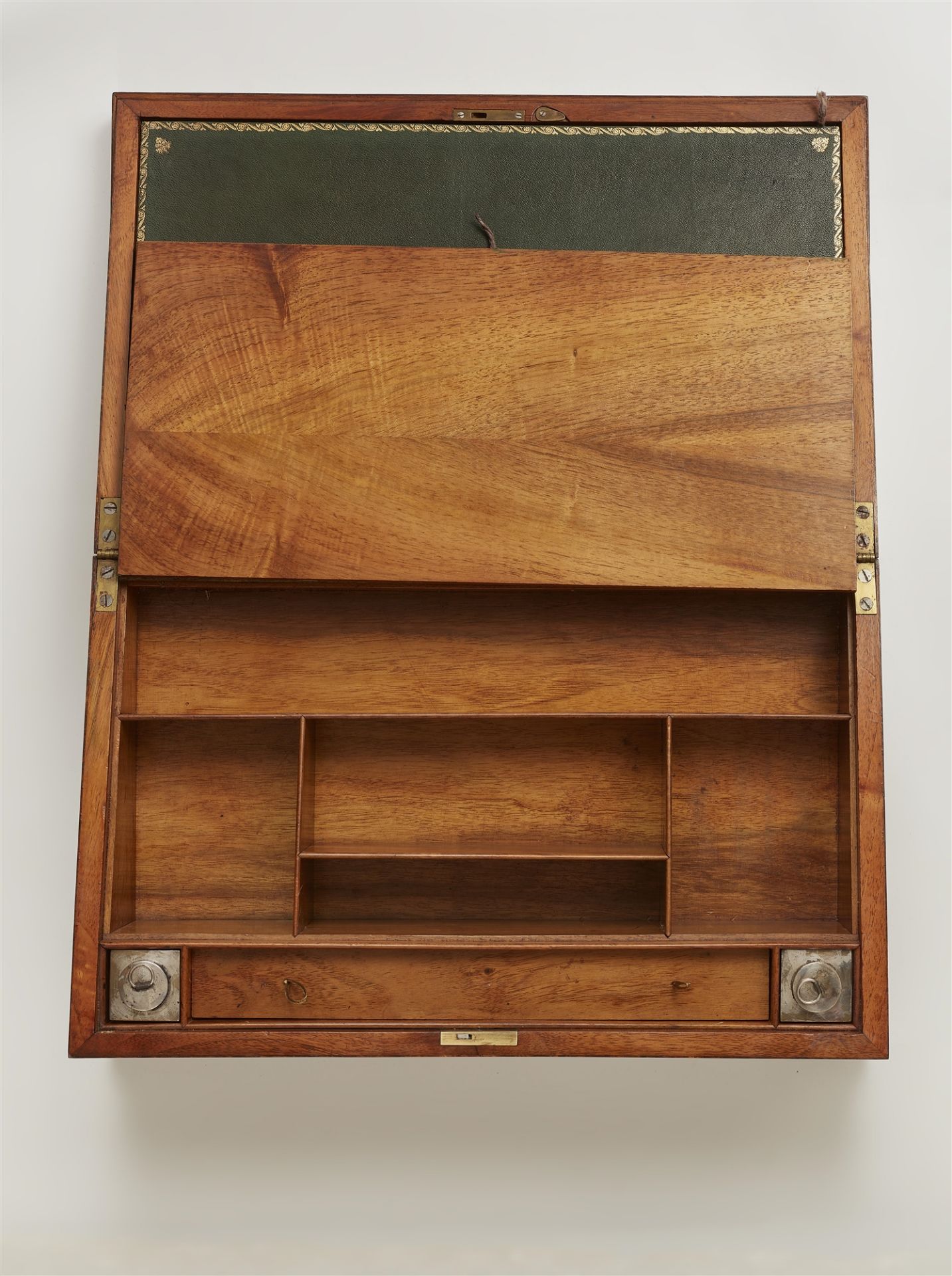 Multifunktionaler tragbarer Schreibkasten von David Roentgen - Bild 3 aus 4