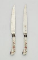Zwei Messer mit Porzellangriffen
