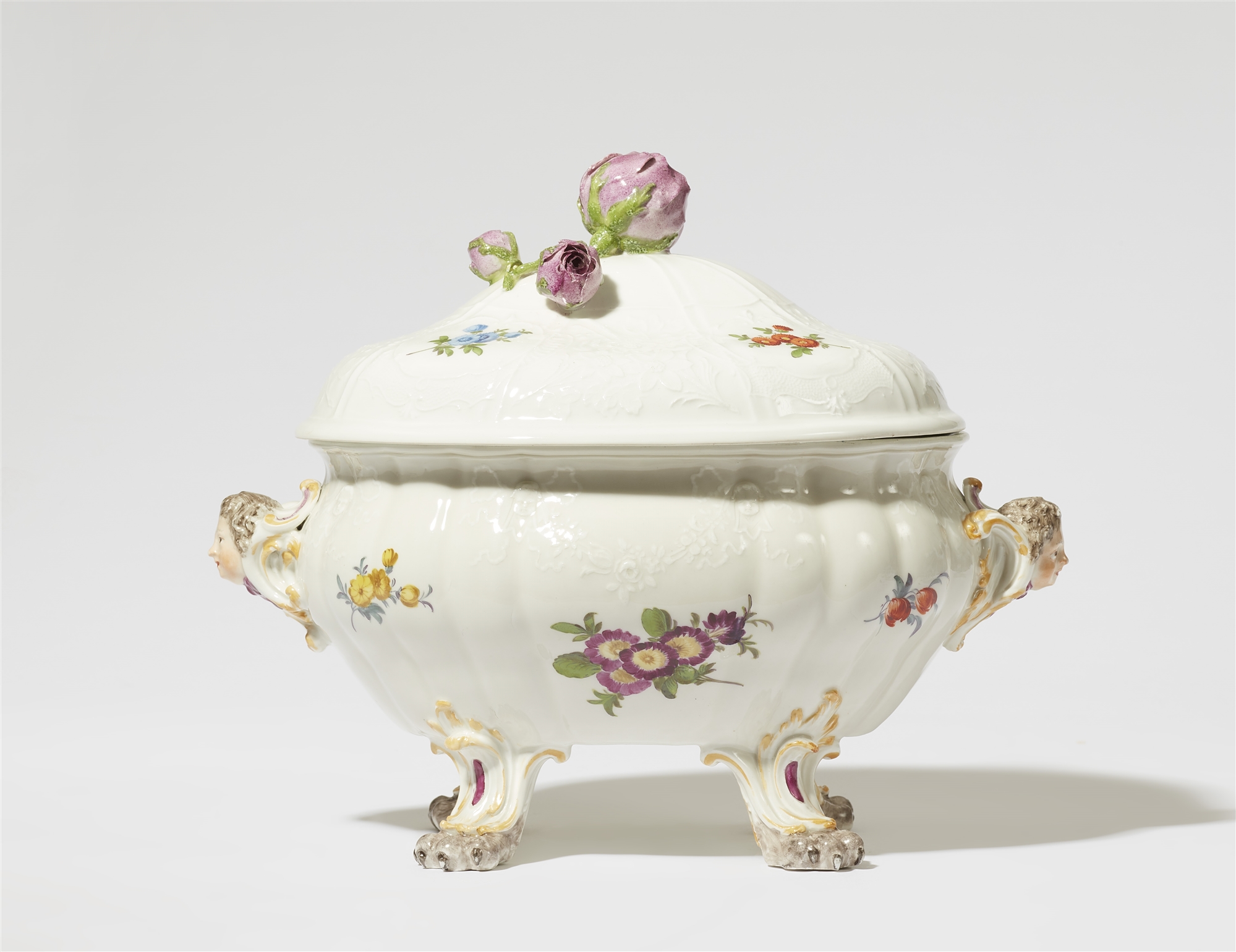 A Meissen porcelain tureen from the "Vestunen" service for King Friedrich II - Image 2 of 4