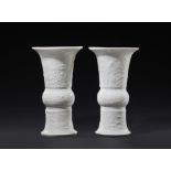 Museales Vasenpaar mit chinoisem Reliefdekor