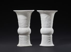 Museales Vasenpaar mit chinoisem Reliefdekor