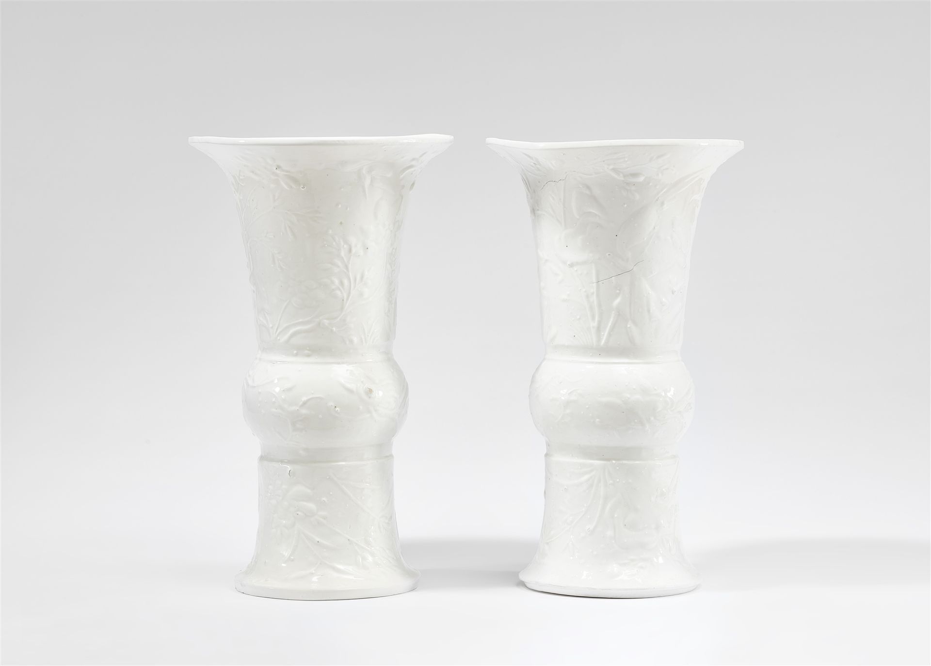 A museum quality pair of Meissen porcelain vases with Chinoiserie decor - Image 3 of 9
