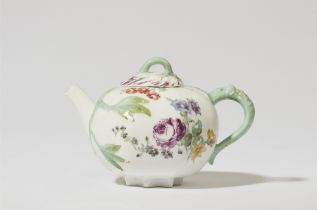Teekanne mit Blütenblattdeckel