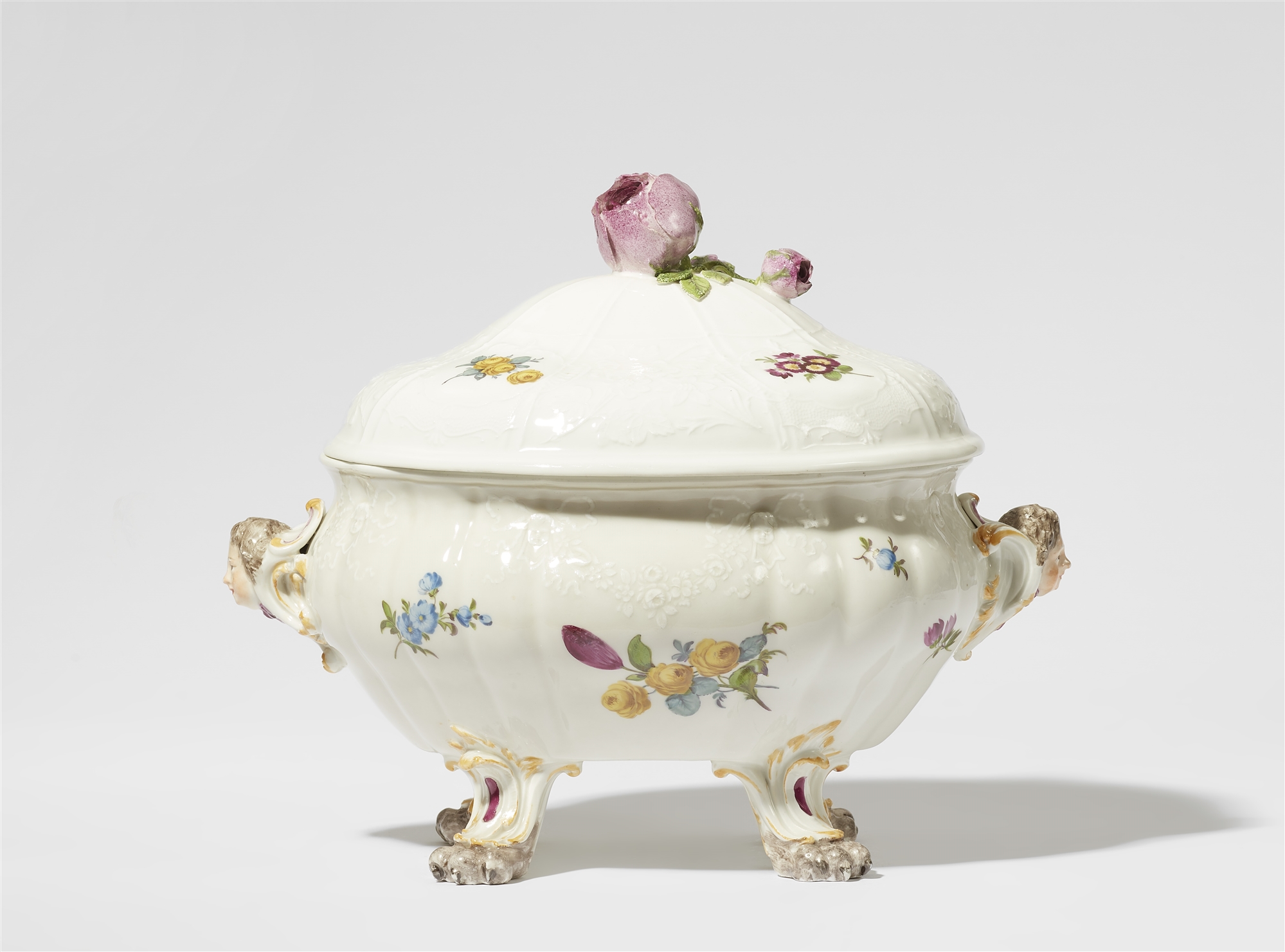 A Meissen porcelain tureen from the "Vestunen" service for King Friedrich II