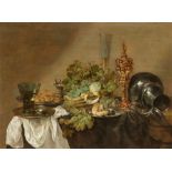 Abraham van Beijeren, Stillleben mit Trauben, Zitronen, Brot, einem Römer und einem vergoldeten Poka