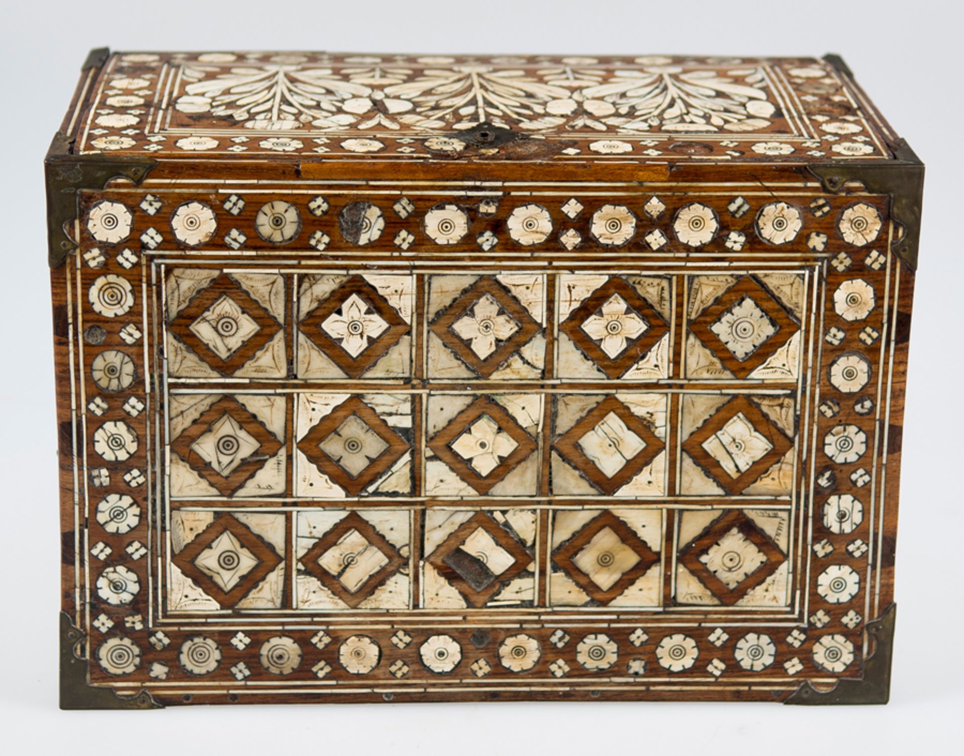 Mughal cabinet in rosewood with engraved bone inlay and polychrome bonewith gilt brass hardware. - Bild 7 aus 8