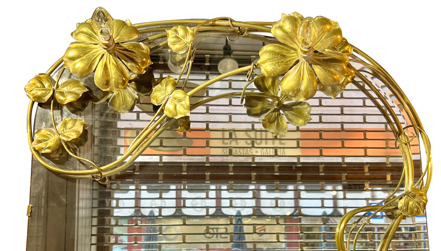 Large mirror with applications of flowers in gilded metal. Art Nouveau. Circa 1900. - Image 3 of 3
