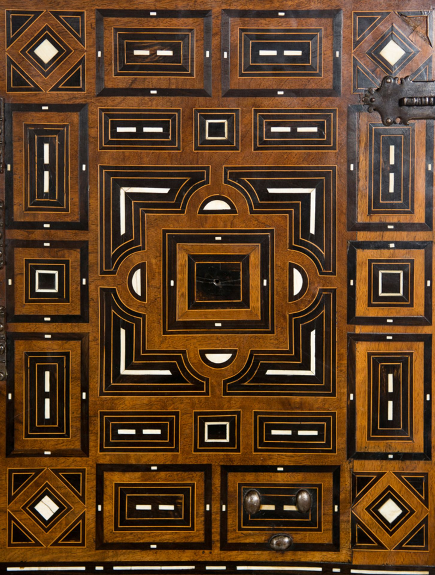 Important chest of drawers with inlaid walnut,ebony,bone and gilded hardware.Salamanca ... 16th cent - Bild 7 aus 8