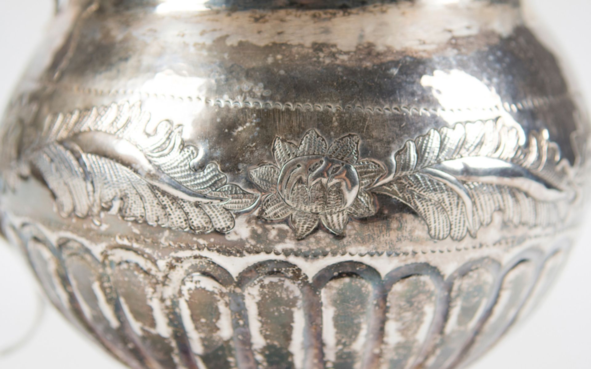 Embossed silver spittoon. Novohispanic or Viceregal work. Mexico or Peru. Late 18th century. - Bild 3 aus 6