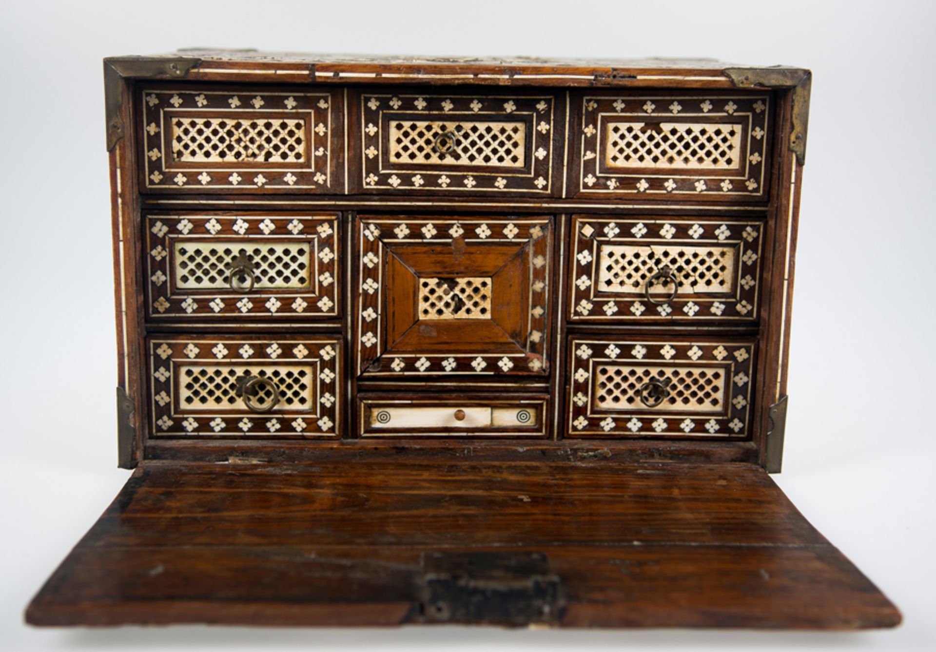 Mughal cabinet in rosewood with engraved bone inlay and polychrome bonewith gilt brass hardware. - Bild 3 aus 8