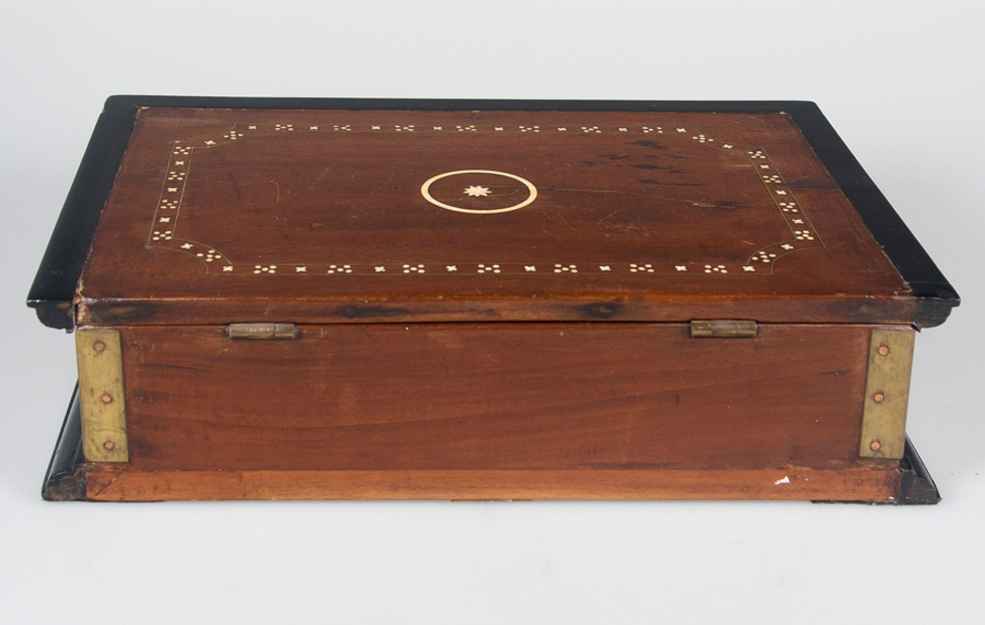 An Anglo-Indian brass-mounted padouk, ebony and bone box, Ceylon, second half of the 18th century. - Image 5 of 5