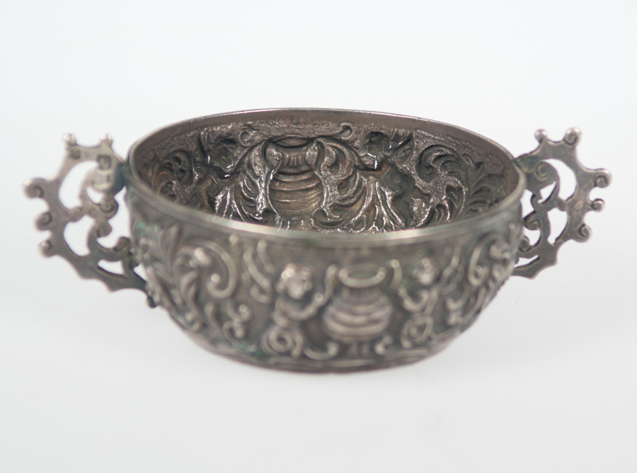 Important embossed and marked silver wine tasting cup. Viceregal or Novohispanic work. 18th Century.