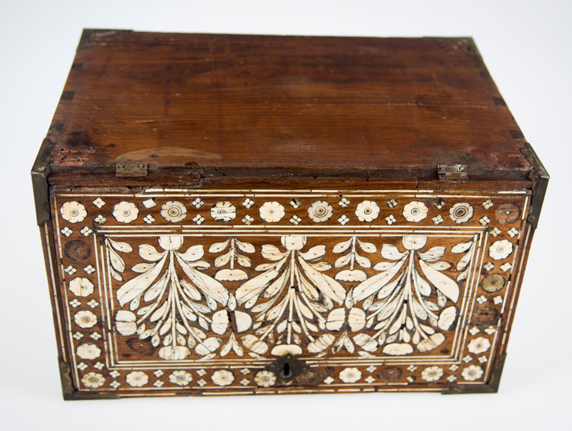 Mughal cabinet in rosewood with engraved bone inlay and polychrome bonewith gilt brass hardware. - Bild 8 aus 8
