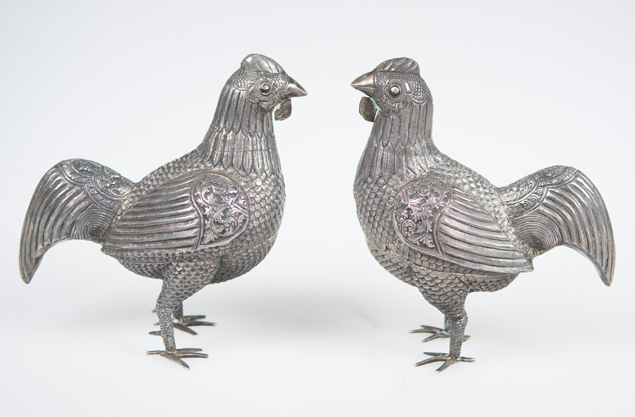 Pair of rooster-shaped jewelers in embossed silver. Viceregal school. Peru. 18th century. - Image 4 of 4