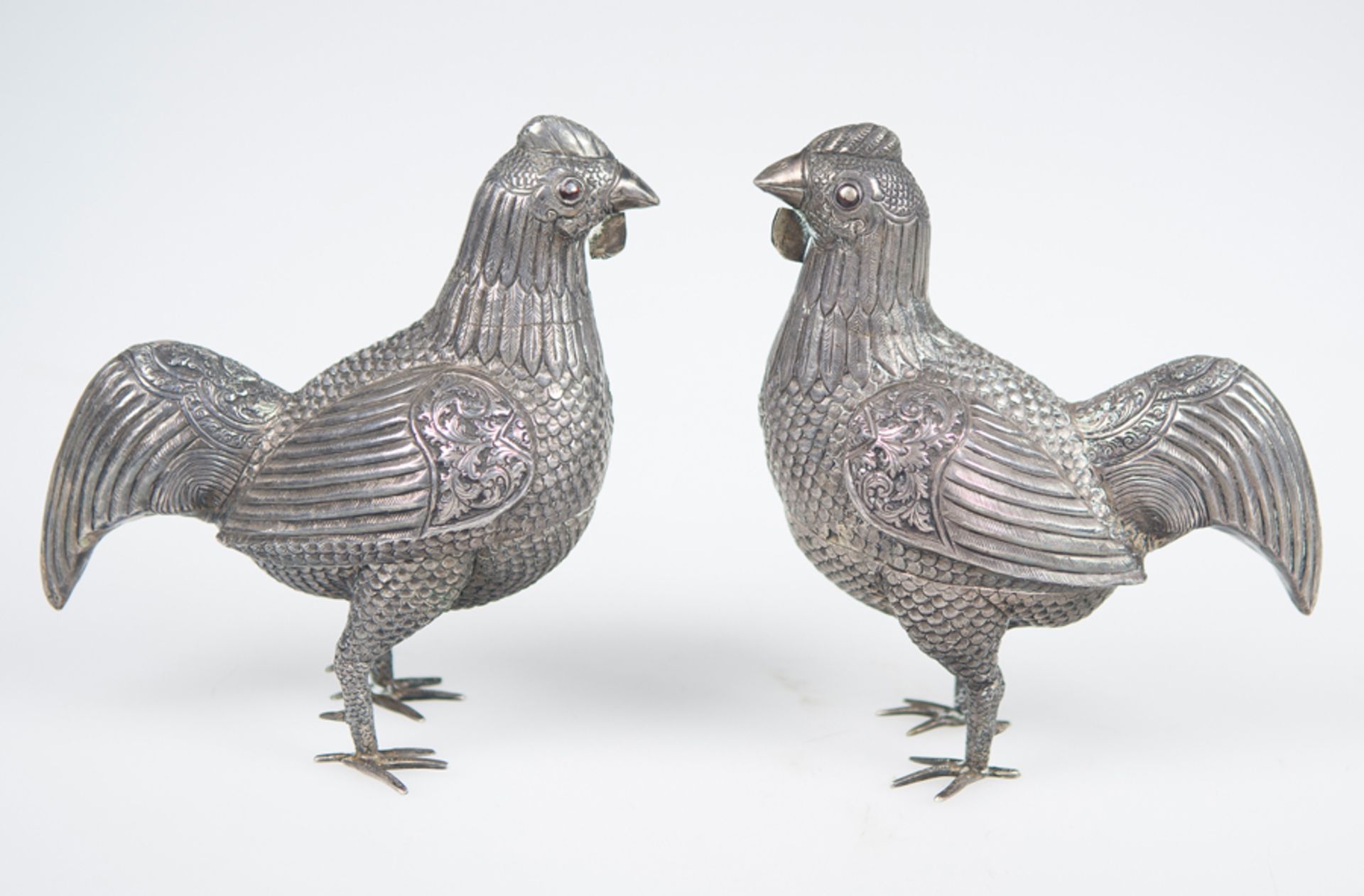 Pair of rooster-shaped jewelers in embossed silver. Viceregal school. Peru. 18th century. - Bild 4 aus 4