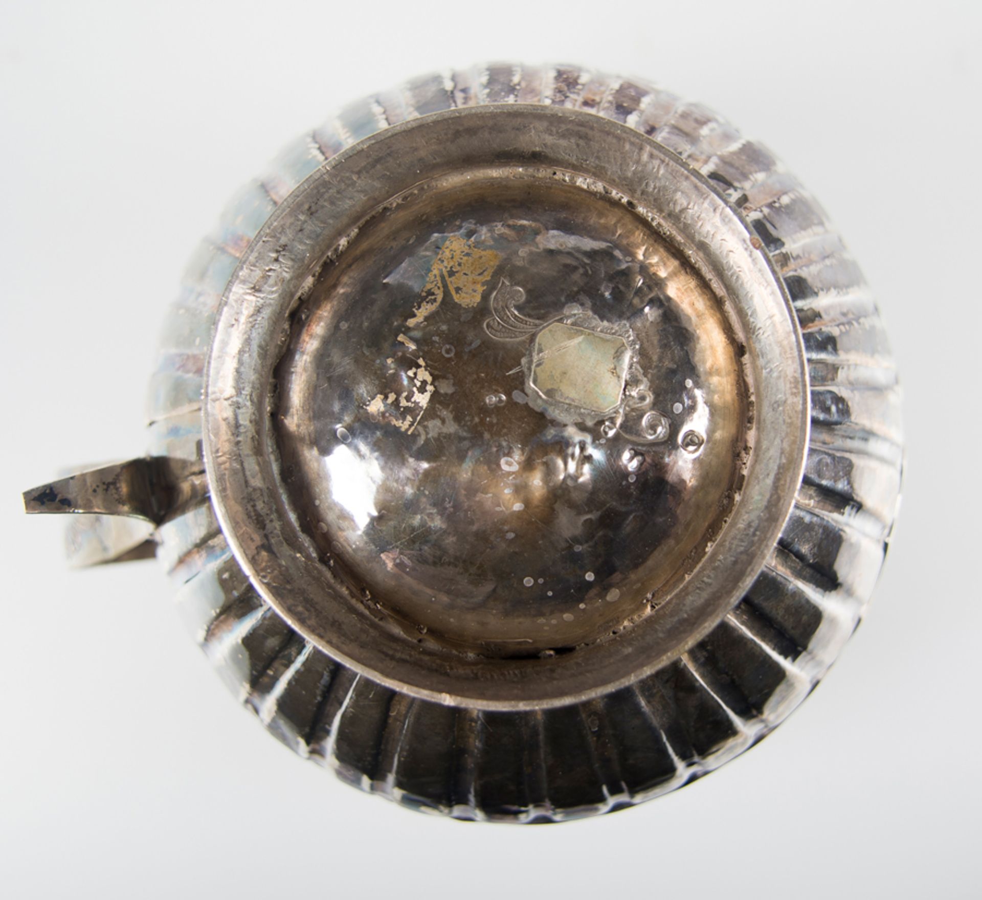 Embossed silver spittoon. Novohispanic or Viceregal work. Mexico or Peru. Late 18th century. - Bild 6 aus 6