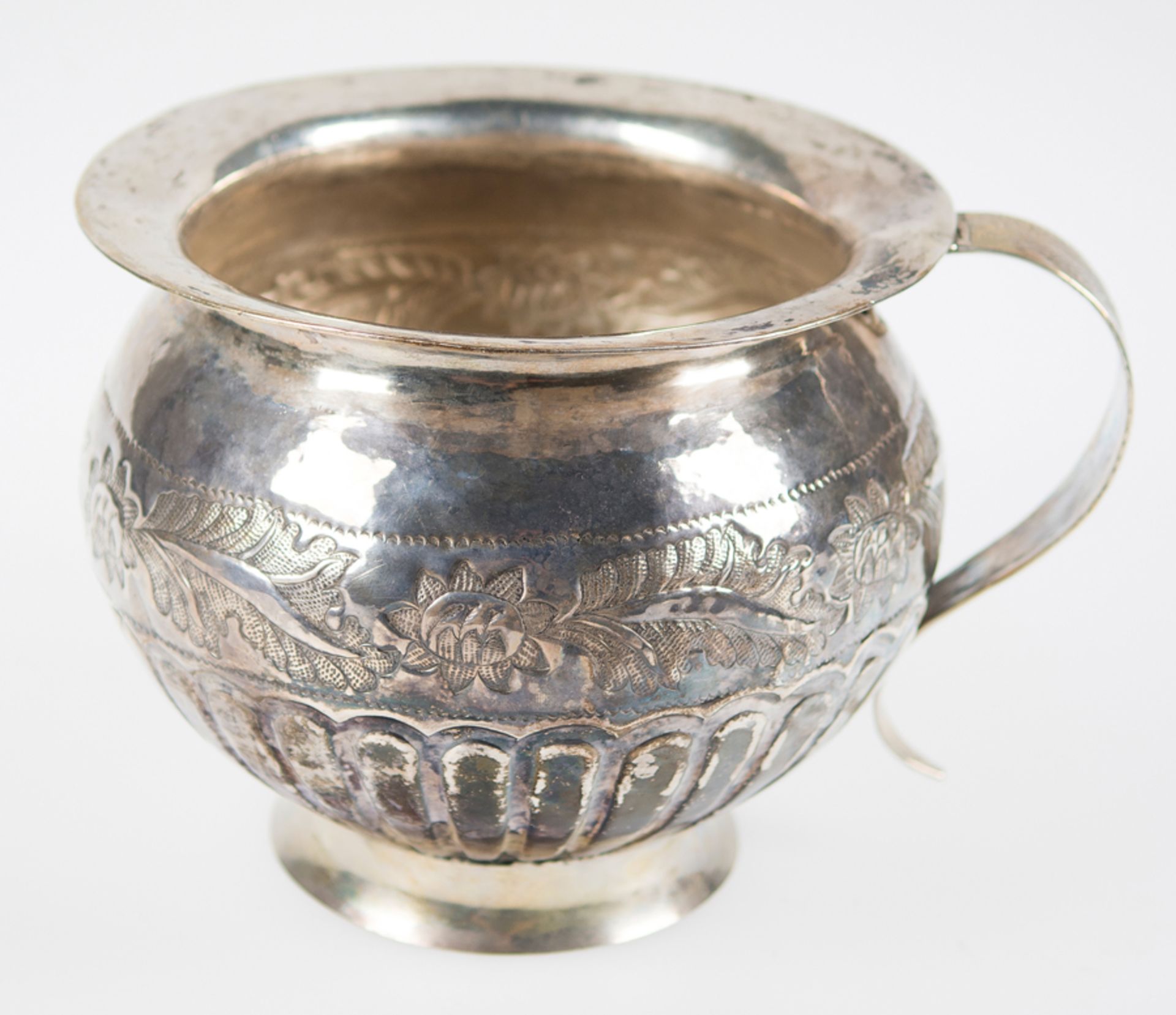 Embossed silver spittoon. Novohispanic or Viceregal work. Mexico or Peru. Late 18th century. - Image 2 of 6