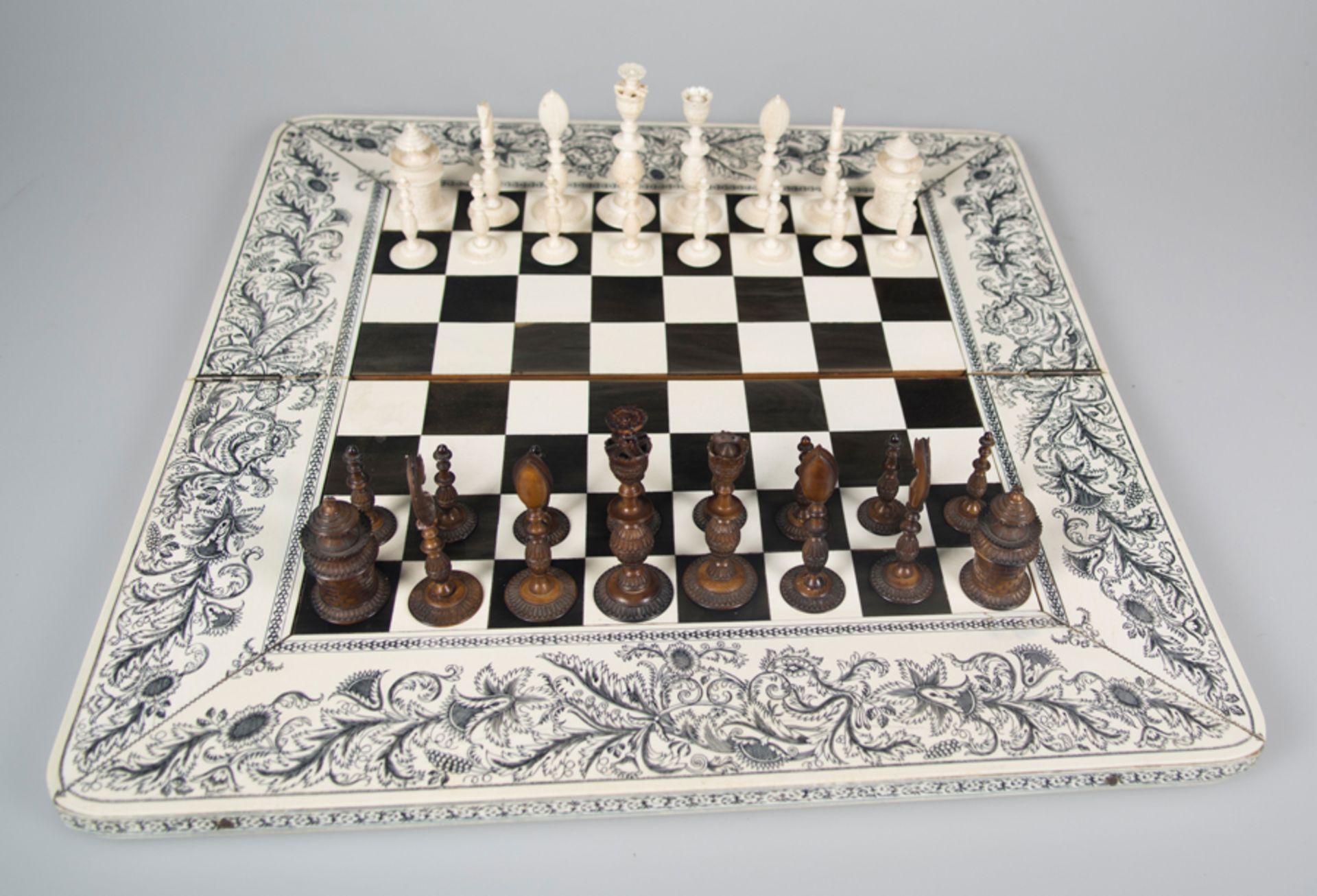 Complete chess set in wood, stained ivory and in its color. Anglo-Indian School. Circa 1850. - Bild 5 aus 8